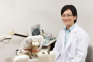 笑顔の歯科医師