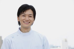 笑顔の歯科医師